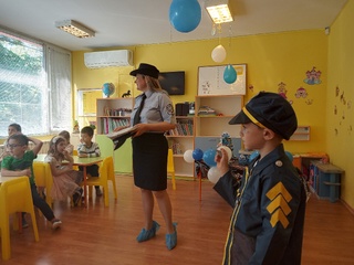 Пътна полиция гостува на столична детска градина и стана част от празненството на малчуган за 6-годишния му рожден ден