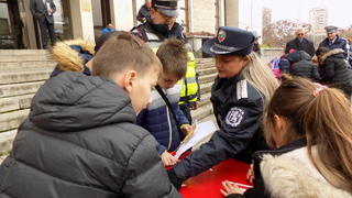 Малчугани отправиха послания към водачите, написани на есенни листа