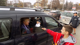Малчугани отправиха послания към водачите, написани на есенни листа