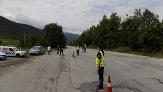 В ход е операция за проверка на товарните автомобили и автобусите