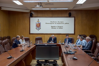 Министър Валентин Радев проведе работна среща с представители на Фондация „Четири лапи“ за България
