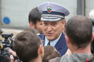 5000 Drivers who register their cars with the Traffic Police will receive a free handsfree