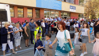 Полицаи съпроводиха първокласници да прекрачат училищния праг