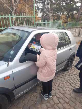 Послания по пътна безопасност написани на есенни листа раздадоха на водачите деца в Хасковска област