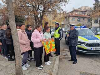 Послания по пътна безопасност написани на есенни листа раздадоха на водачите деца в Хасковска област