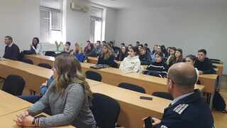 Полицаи от Хасково разказват на ученици за вредата от дрогата и демонстрираха кръвен тест за алкохол и изследване на дрога във вещество