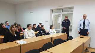 Полицаи от Хасково разказват на ученици за вредата от дрогата и демонстрираха кръвен тест за алкохол и изследване на дрога във вещество
