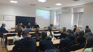 Полицаи от Хасково разказват на ученици за вредата от дрогата и демонстрираха кръвен тест за алкохол и изследване на дрога във вещество