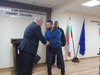 Министър Демерджиев връчи оръжие на полицаи от ОДМВР Хасково
