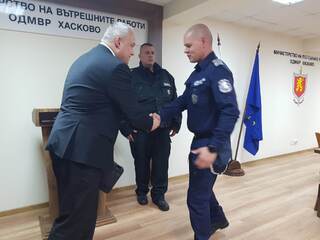 Министър Демерджиев връчи оръжие на полицаи от ОДМВР Хасково