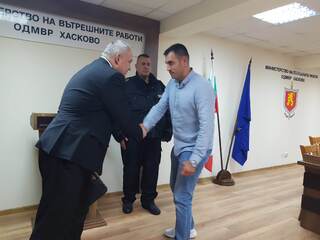 Министър Демерджиев връчи оръжие на полицаи от ОДМВР Хасково