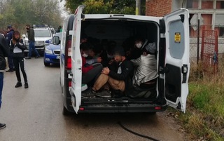 Задържаха двама мъже за за подпомагане на граждани от Афганистан и Пакистан да преминат незаконно през страната