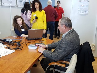 Мобилни екипи на ОДМВР започнаха приема на документи в хасковска фирма