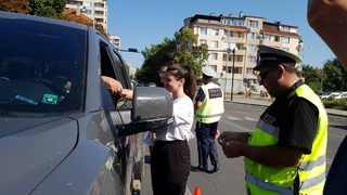 Пътни полицаи и доброволци от БЧК раздадоха брошури за пътна безопасност в Хасково