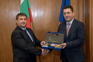 Министър Пламен Узунов връчи ключовете на 11 автомобила за пътен контрол на служителите на ОДМВР – Хасково 