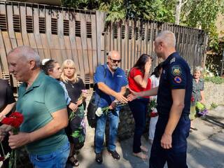 Колеги, роднини, ръководители от МВР днес пред паметната плоча в двора на РУ Бобов дол почетоха паметта на загиналите преди 25 г. шестима полицаи и пожарникари