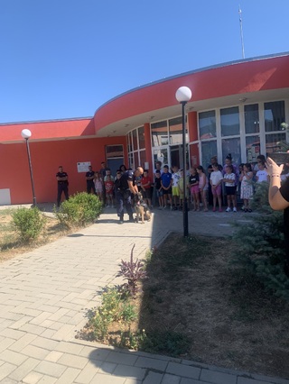 Полицаи гостуваха на децата от Центъра за работа с деца на улицата „Св.Стилиян“ в Кюстендил