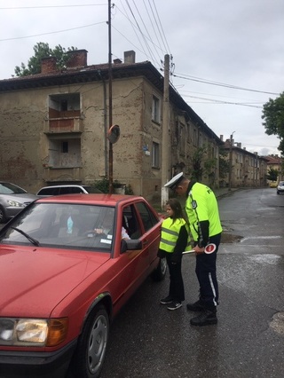 Съвместна операция по пътна безопасност на ученици от 2 училища в Бобов дол  и полицаи в Деня на училищното самоуправление