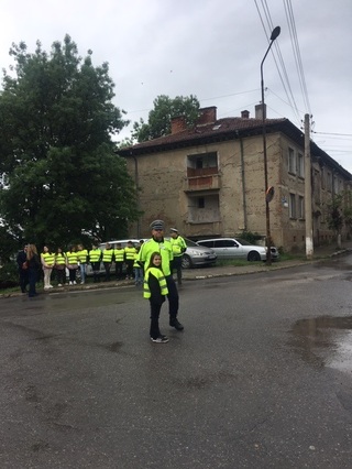 Съвместна операция по пътна безопасност на ученици от 2 училища в Бобов дол  и полицаи в Деня на училищното самоуправление