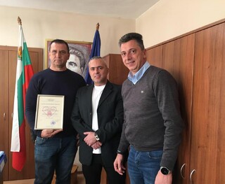 Благодарствен плакет връчи директорът на ОДМВР ст. комисар Св. Григоров на началника на Полицейския участък в кв. "Изток" Даниел Йорданов