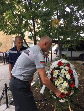 Поклон пред паметта на 6-мата загинали полицаи и пожарникари по време на изпълнение на служебните им задължения преди 24 години
