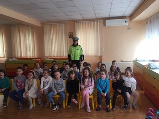 Пътен полицай на гости в детска градина „Слънце“ в Кюстендил