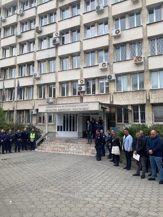 Почит към убития граничен полицай Петър Бъчваров отдадоха служителите на ОДМВР и РДПБЗН - Кюстендил