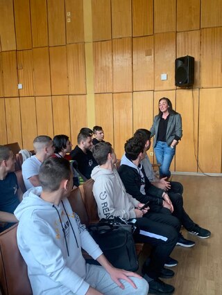 Възпитаници на Природо-математическата гимназия гостуваха на полицаи в Кюстендил