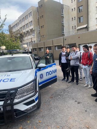 Възпитаници на Природо-математическата гимназия гостуваха на полицаи в Кюстендил