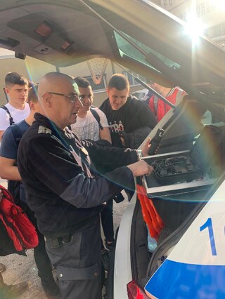 Възпитаници на Природо-математическата гимназия гостуваха на полицаи в Кюстендил