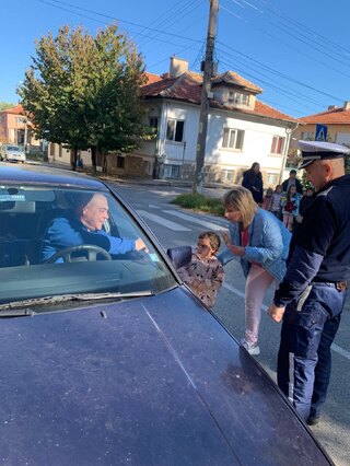 Внимание: Пазете децата на пътя!
