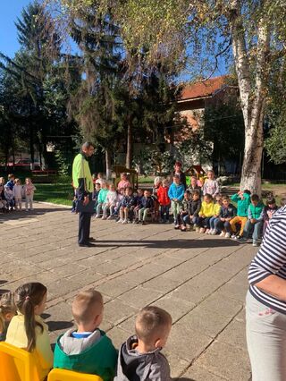 Пътен полицай бе гост в детска градина „Слънце“ и филиала на градината „Здравец“ в Кюстендил