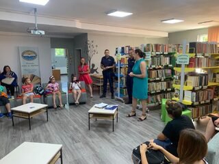 Инспектор от Детската педагогическа стая и полицаи от РУ Кюстендил бяха гости на деца в библиотеката