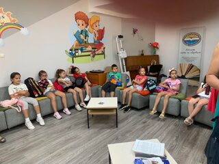 Инспектор от Детската педагогическа стая и полицаи от РУ Кюстендил бяха гости на деца в библиотеката
