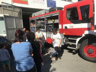 На гости при пожарникарите в Бобов дол, пожарникари гостуваха в детски градини в Дупница