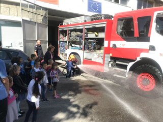 На гости при пожарникарите в Бобов дол, пожарникари гостуваха в детски градини в Дупница