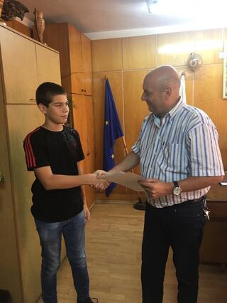 Две момчета от Кюстендил с грамоти за проявена бдителност и честност при предотвратяване на престъпление  ​