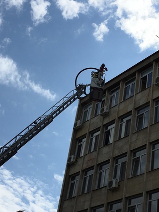 Пожар в обществена сграда, евакуация на служителите и гасене на пожара бе темата на тактико-техническата демонстрация на РСПБЗН – Кюстендил, възпитаници на детски градини от Бобов дол гостуваха на пожарникари и спасители  ​