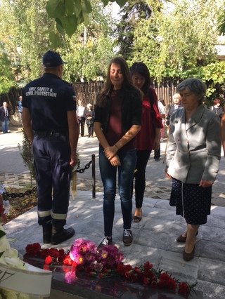 Днес роднини и близки, колеги и ръководители от МВР почетоха паметта на загиналите полицаи и пожарникари преди 18 години при авария в Бобов дол  ​