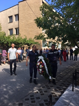 Днес роднини и близки, колеги и ръководители от МВР почетоха паметта на загиналите полицаи и пожарникари преди 18 години при авария в Бобов дол  ​