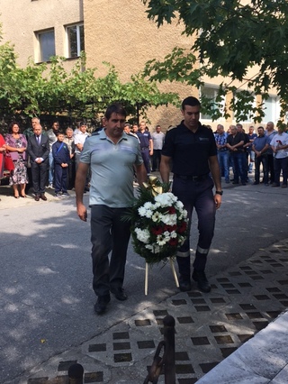 Днес роднини и близки, колеги и ръководители от МВР почетоха паметта на загиналите полицаи и пожарникари преди 18 години при авария в Бобов дол  ​