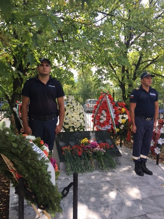 Днес роднини и близки, колеги и ръководители от МВР почетоха паметта на загиналите полицаи и пожарникари преди 18 години при авария в Бобов дол  ​