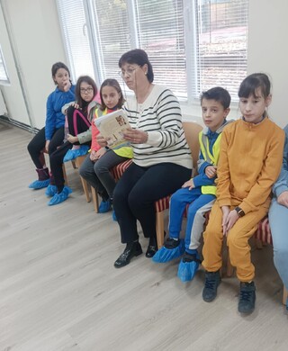 Децата от Детско полицейско управление при ЧОУ "Св. Седмочисленици" в Ловеч отбелязаха Деня на четенето