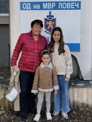 Добрата новина: Две сестрички и баба им намериха загубен портфейл и го предадоха в РУ Ловеч