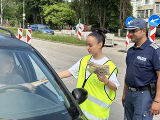 Деца раздаваха флаери и призоваваха водачите за повишено внимание на пътя по повод  29 юни – Ден на безопасността на движението по пътищата