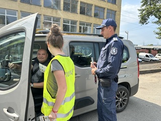 Деца раздаваха флаери и призоваваха водачите за повишено внимание на пътя по повод  29 юни – Ден на безопасността на движението по пътищата