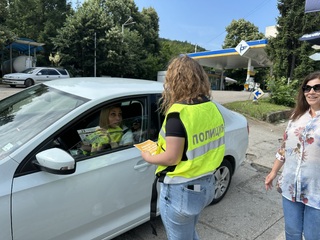 Деца раздаваха флаери и призоваваха водачите за повишено внимание на пътя по повод  29 юни – Ден на безопасността на движението по пътищата
