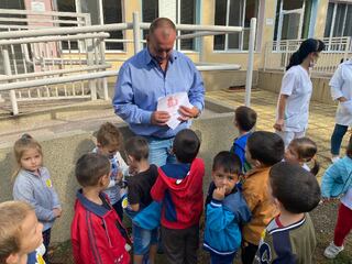 Полицаи от РУ Ловеч гостуваха на малчуганите от ДГ „Снежанка“