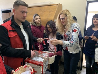Доброволци на БЧК закичиха служителите на ОД МВР-Ловеч с мартенички