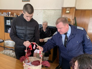 Доброволци на БЧК закичиха служителите на ОД МВР-Ловеч с мартенички